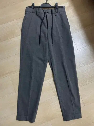 비샵 테이퍼드 이지 슬랙스