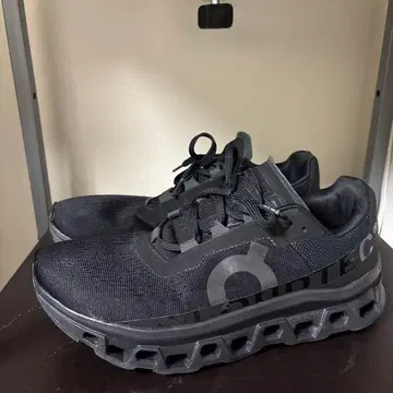 On 클라우드 몬스터 러닝화 블랙