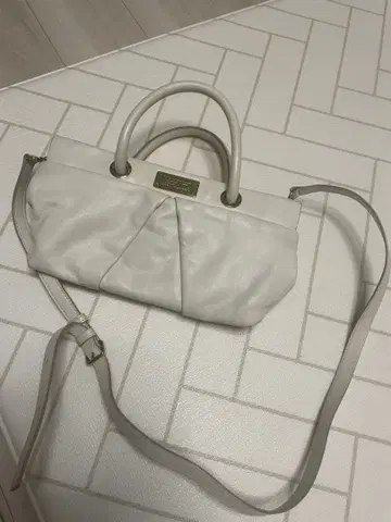 마크제이콥스 화이트 숄더백