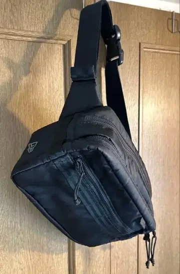 뉴에라 숄더백 블랙