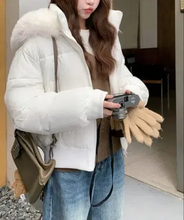 화이트 후드 부착 다운 자켓