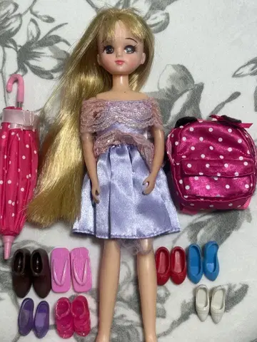 리카짱 옷 갈아입기 인형과 신발, 우산, 가방 세트