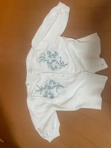 LILY BROWN 자수 화이트 가디건