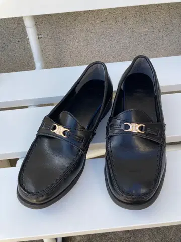 블랙 가죽 로퍼 금장 장식 포함