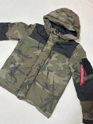 ALPHA INDUSTRIES 카모플라쥬 다운 자켓 M