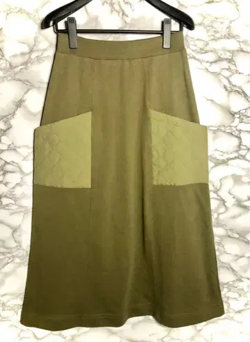[ 첫 판매 ] AZUL by moussy 올리브색 스커트 퀼팅 포켓