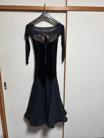 블랙 플레어 스커트 긴팔 드레스