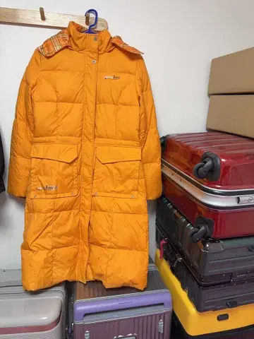 오렌지 후드 부착 다운 자켓