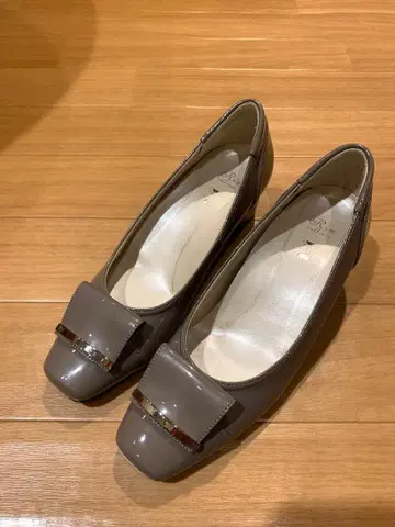 그레이 리본 포함 중간 굽 펌프스