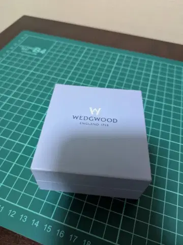 WEDGWOOD (웨지우드) 재스퍼 카메오 귀찌입니다.