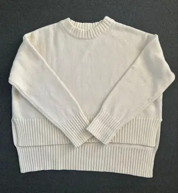 화이트 긴팔 니트 스웨터