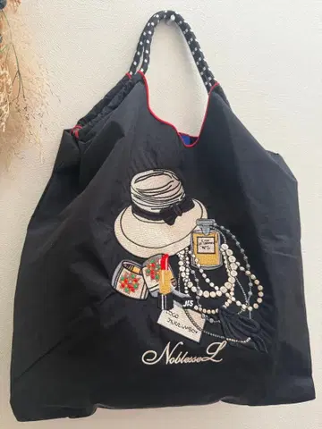 블랙 베이스 자수 에코백 M 사이즈 모자 및 화장품 액세서리