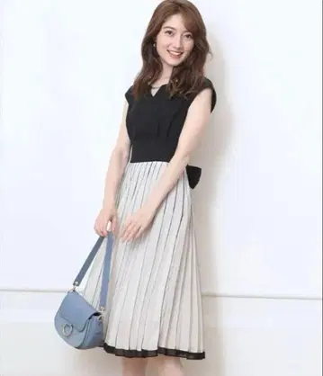 Apuweiser-riche 슬리브리스 투톤 원피스