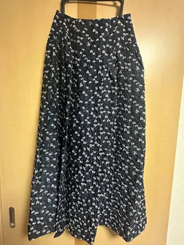 [ 새상품급 ] 릴리 브라운 스커트 꽃무늬