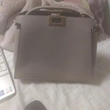 베이지 가죽 핸드백