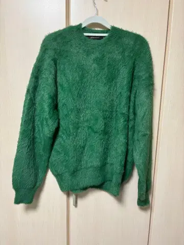 스탠딩 그루 그린 컬러 퍼 스타일 스웨터