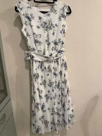 Apuweiser-riche 블루 꽃무늬 화이트 플리츠 원피스