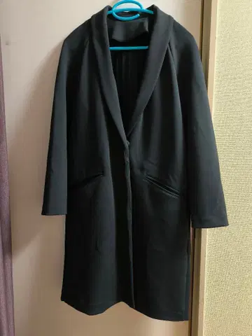 Kaene 블랙 롱 코트 플리츠 디자인