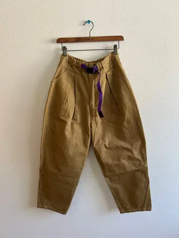 IN THE MARKET 베이지 플리츠 팬츠