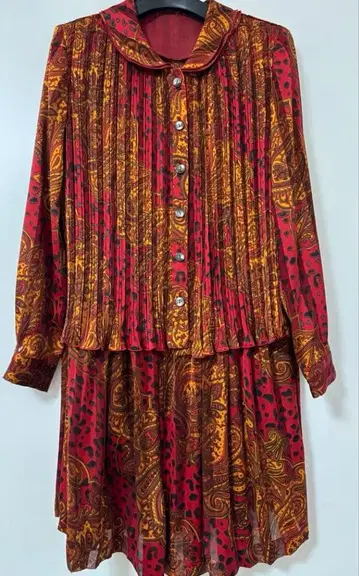 레트로한 빨간색과 금색 셋업