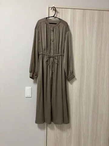 어반 리서치 드로스트 새틴 원피스 브라운