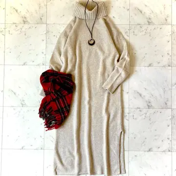 스픽앤스팬 캐시미어 혼방 터틀넥 롱 니트 원피스 베이지