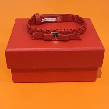 FERRAGAMO 뜨개질 레드 팔찌 박스 포함