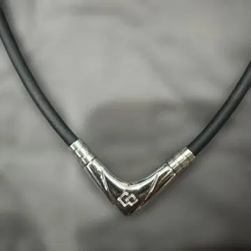 V자형 장식의 러버 목걸이 코란토테