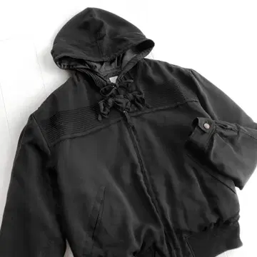 카네코 이사오 핀턱 리본 모티브 블랙 블루종