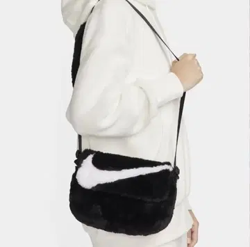 나이키 퍼 숄더백 블랙 x 화이트