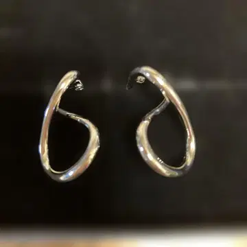 스네이크형 실버 후프 귀걸이