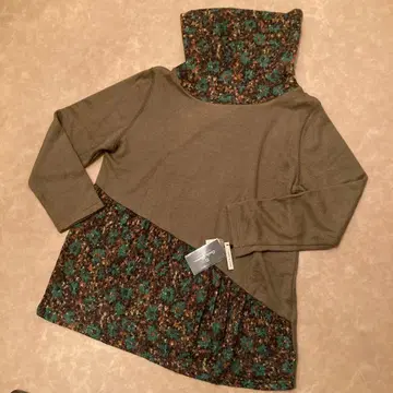 올리브 그린 꽃무늬 터틀넥 긴팔 상의