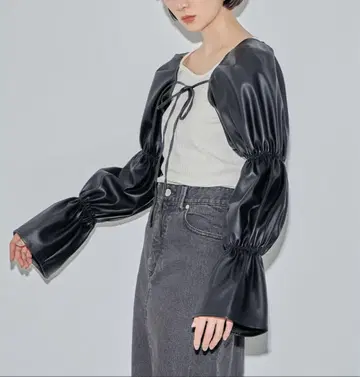 블랙 합성 피혁 볼륨 슬리브 셔츠