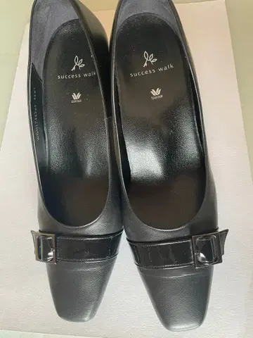 와코루 서세스워크 블랙 스퀘어토 펌프스 24.5cm 새상품급