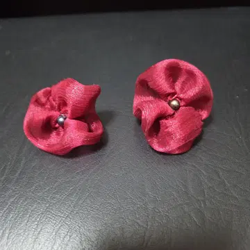 버건디 꽃 모티브 귀걸이