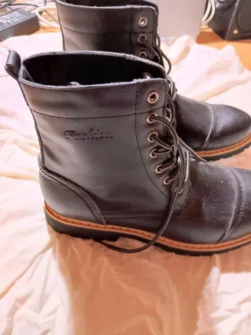 블랙 합성 피혁 워크 부츠