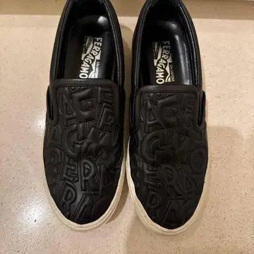 Ferragamo 블랙 가죽 슬립온