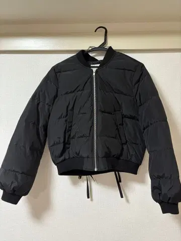 블랙 다운 자켓 봄버 스타일