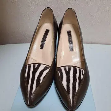 요시토 제브라 패턴 헤어카프 펌프스