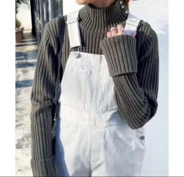 스픽앤스팬 펄 버튼 리브 터틀넥 풀오버