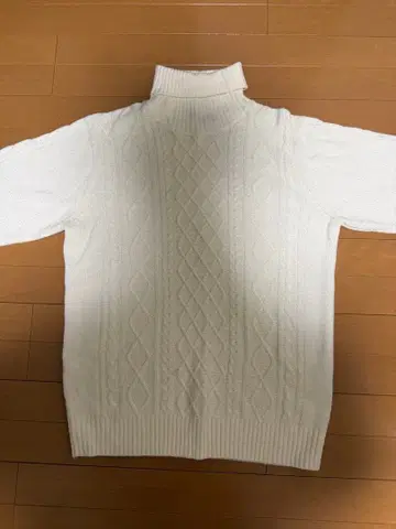 화이트 케이블 니트 터틀넥 스웨터