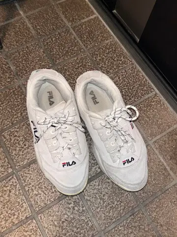 FILA 화이트 스웨이드 볼륨 스니커즈