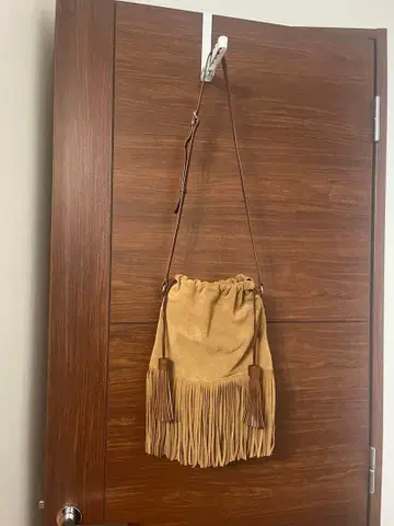 APC 샬롯 플레지어스 프린지 숄더백