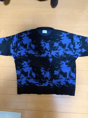 블랙과 보라색 카모플라쥬 니트 스웨터