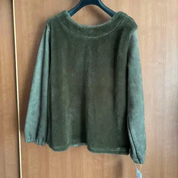 새상품 PLUSIVE 카키색 인조 모피 긴팔 상의