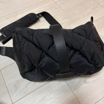 블랙 퀼팅 바디백