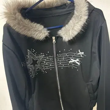 퍼 장식 블랙 후드티 큐빅 장식