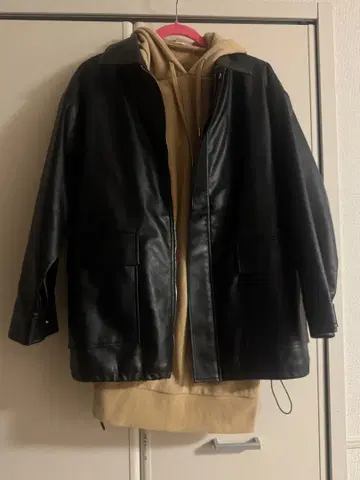 블랙 가죽 코트 스냅 버튼 포함 세실 맥비 후드티 세트