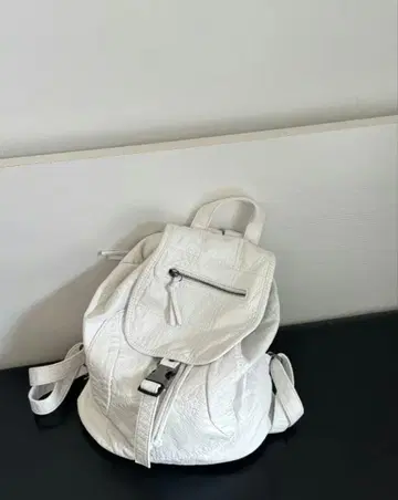 화이트 합성 피혁 백팩
