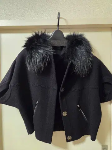 퍼 달린 블랙 숏코트